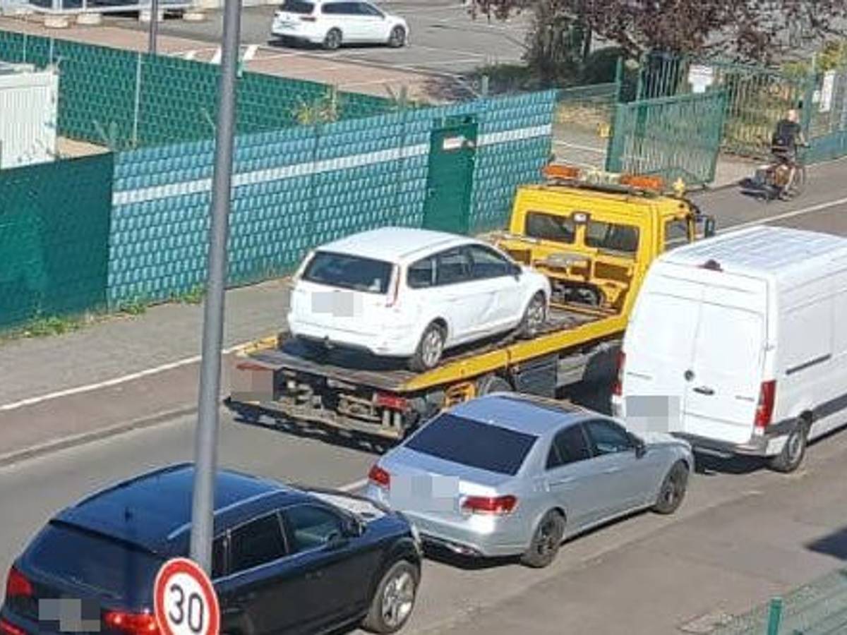 Das Pärchen wohnte im Auto – am Freitagmorgen (14. August) wurde der Ford auf der Escher Straße abgeschleppt.