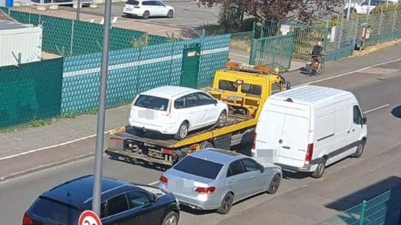 Das Pärchen wohnte im Auto – am Freitagmorgen (14. August) wurde der Ford auf der Escher Straße abgeschleppt.
