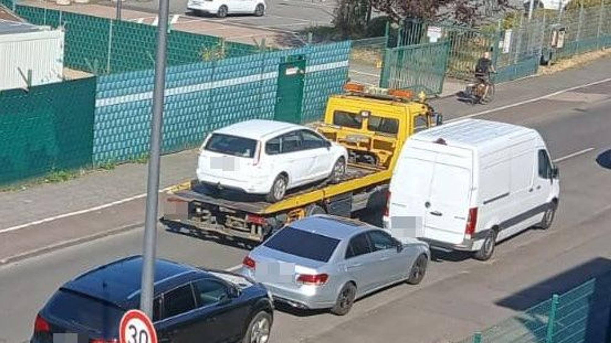 Das Pärchen wohnte im Auto – am Freitagmorgen (14. August) wurde der Ford auf der Escher Straße abgeschleppt.