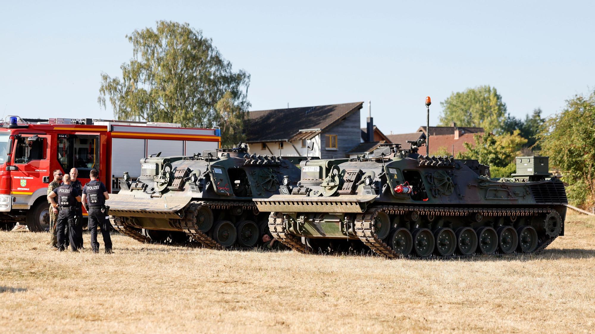 Zwei Räumungspanzer der Bundeswehr stehen auf einer Wiese.