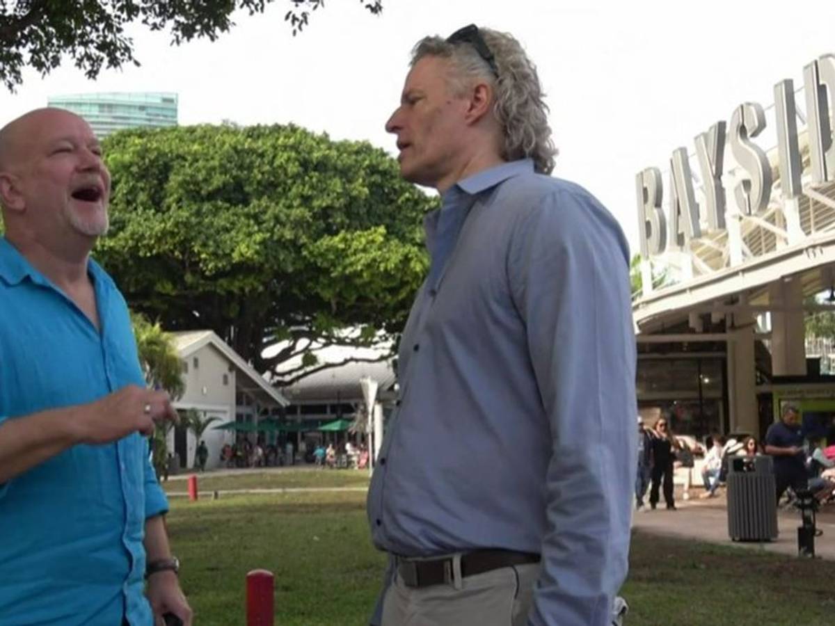In der aktuellen Ausgabe von „Achtung Abzocke - Urlaubsbetrügern auf der Spur“ hat sich Peter Giesel (links) den lizenzierten Makler Andrejko Stephan an seine Seite geholt. (Bild: Joyn)