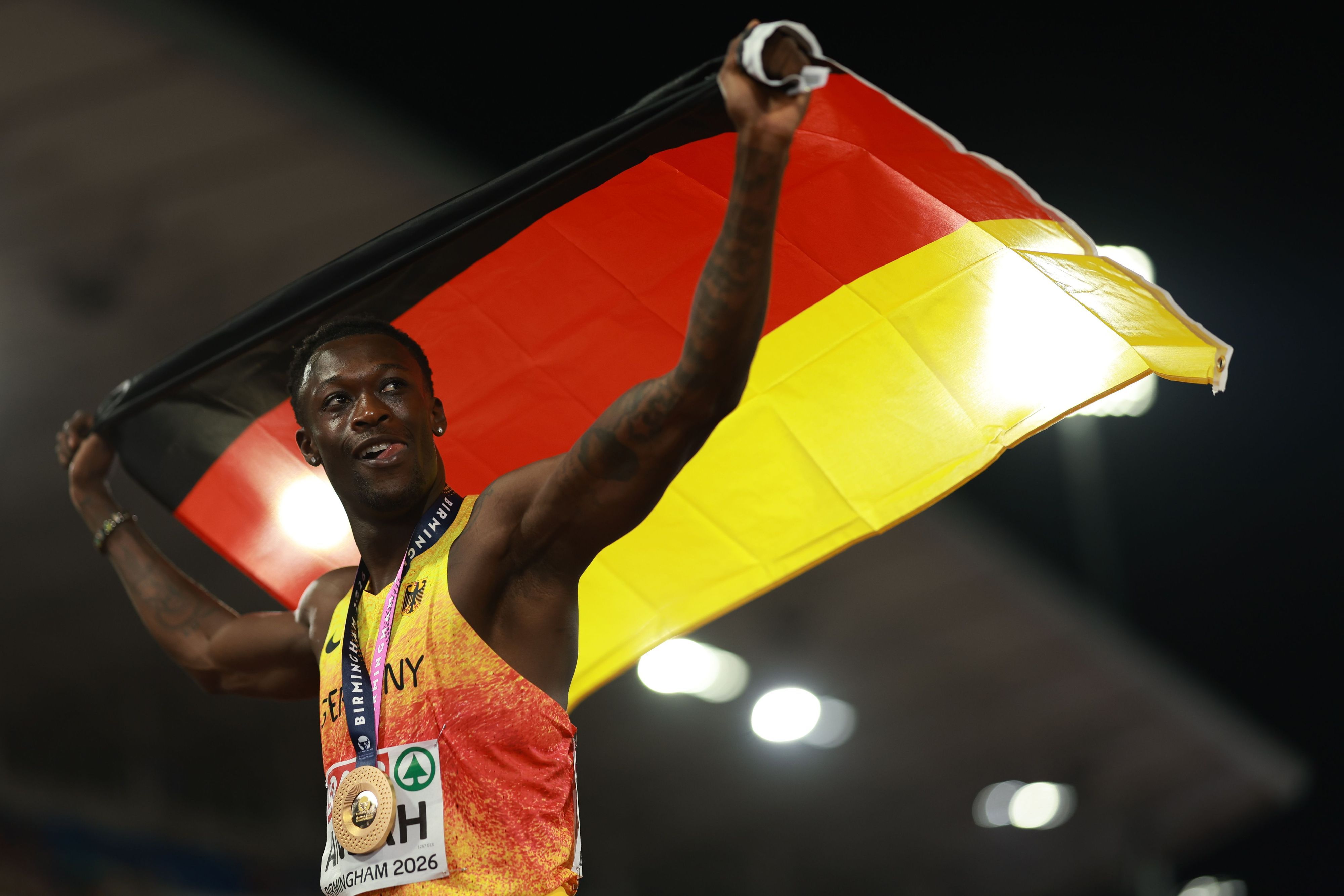 Owen Ansah jubelt mit Goldmedaille und deutscher Fahne.