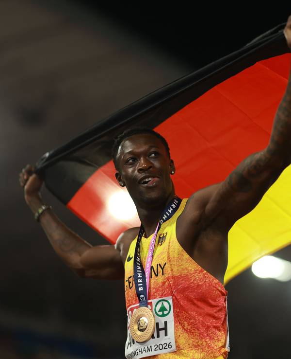 Owen Ansah jubelt mit Goldmedaille und deutscher Fahne.