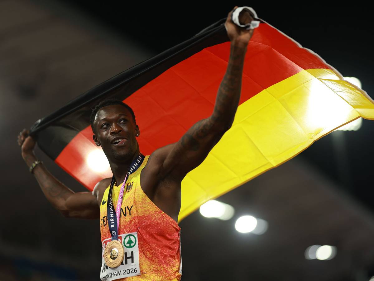 Owen Ansah jubelt mit Goldmedaille und deutscher Fahne.