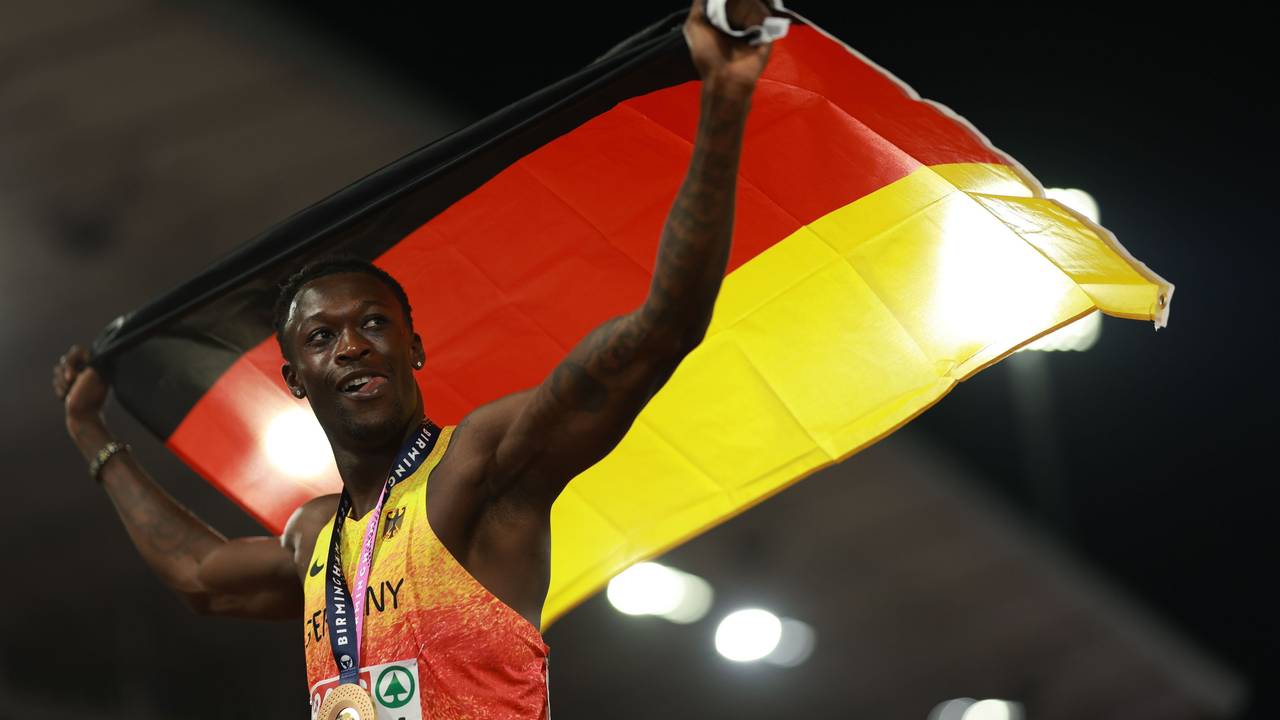 Owen Ansah jubelt mit Goldmedaille und deutscher Fahne.