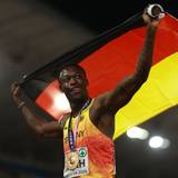 Owen Ansah jubelt mit Goldmedaille und deutscher Fahne.