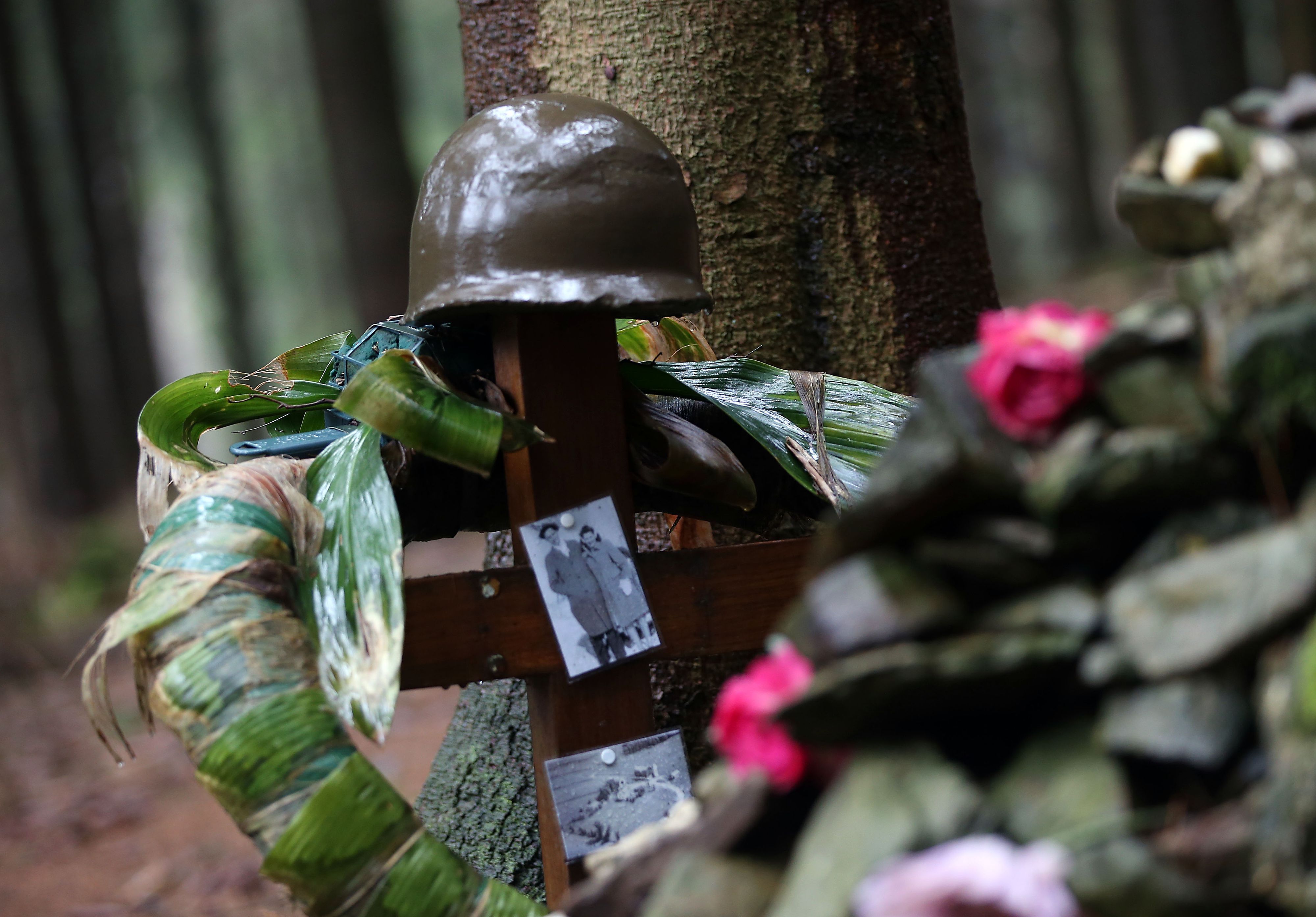 Die Fundstätte eines vermissten amerikanischen Soldaten mit einem Helm und Fotos.