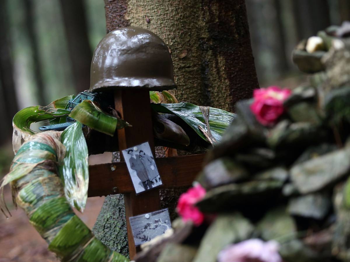 Die Fundstätte eines vermissten amerikanischen Soldaten mit einem Helm und Fotos.