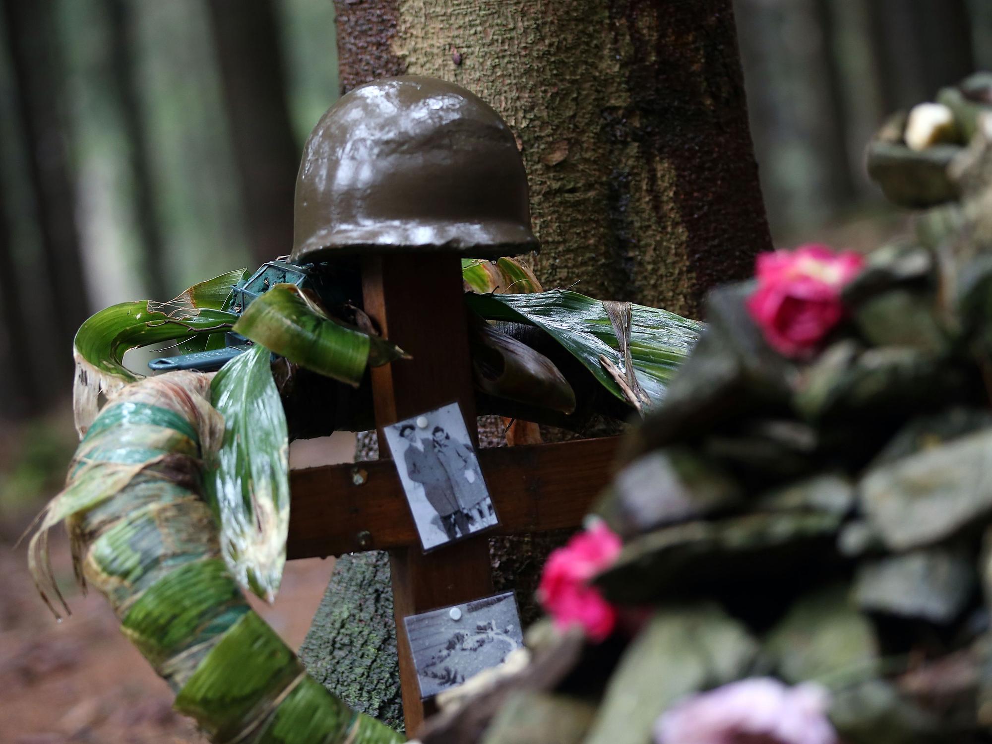 Die Fundstätte eines vermissten amerikanischen Soldaten mit einem Helm und Fotos.