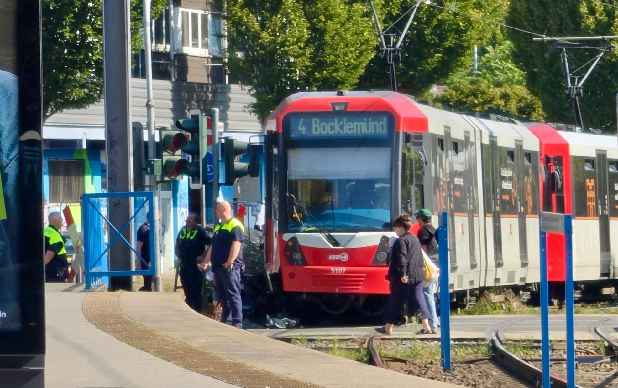 An der Keupstraße läuft ein Einsatz wegen eines Verkehrsunfalls zwischen Fußgänger und einer Stadtbahn.