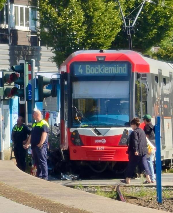 An der Keupstraße läuft ein Einsatz wegen eines Verkehrsunfalls zwischen Fußgänger und einer Stadtbahn.