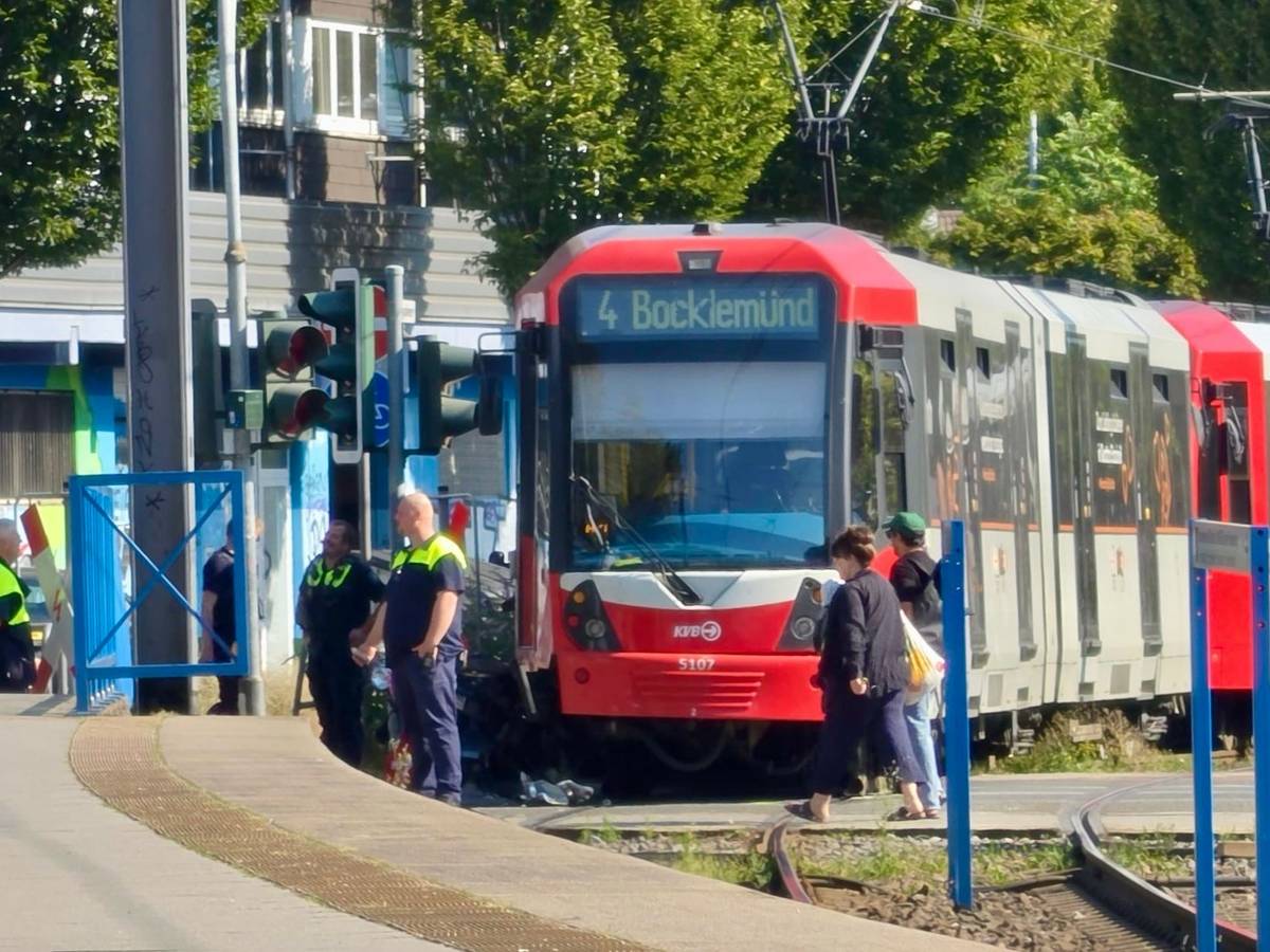 An der Keupstraße läuft ein Einsatz wegen eines Verkehrsunfalls zwischen Fußgänger und einer Stadtbahn.