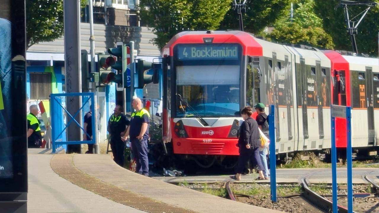 An der Keupstraße läuft ein Einsatz wegen eines Verkehrsunfalls zwischen Fußgänger und einer Stadtbahn.