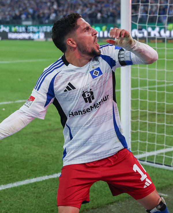 Ludovit Reis jubelt im HSV-Trikot.