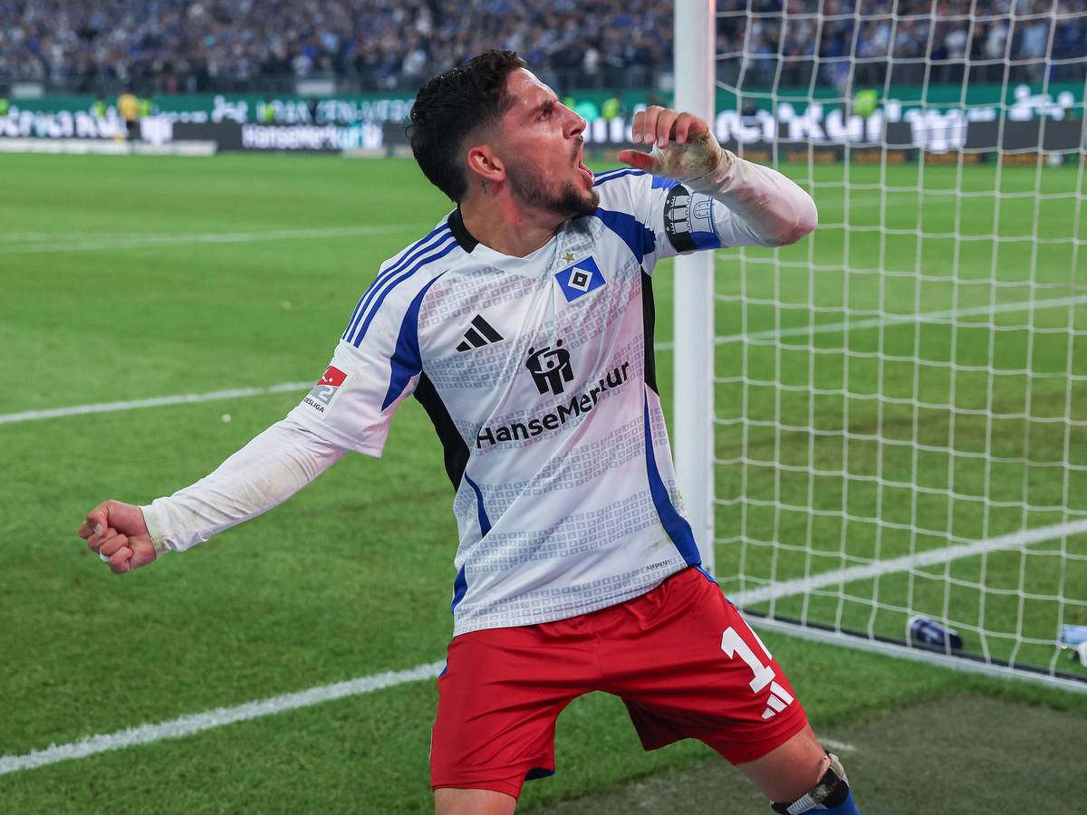 Ludovit Reis jubelt im HSV-Trikot.