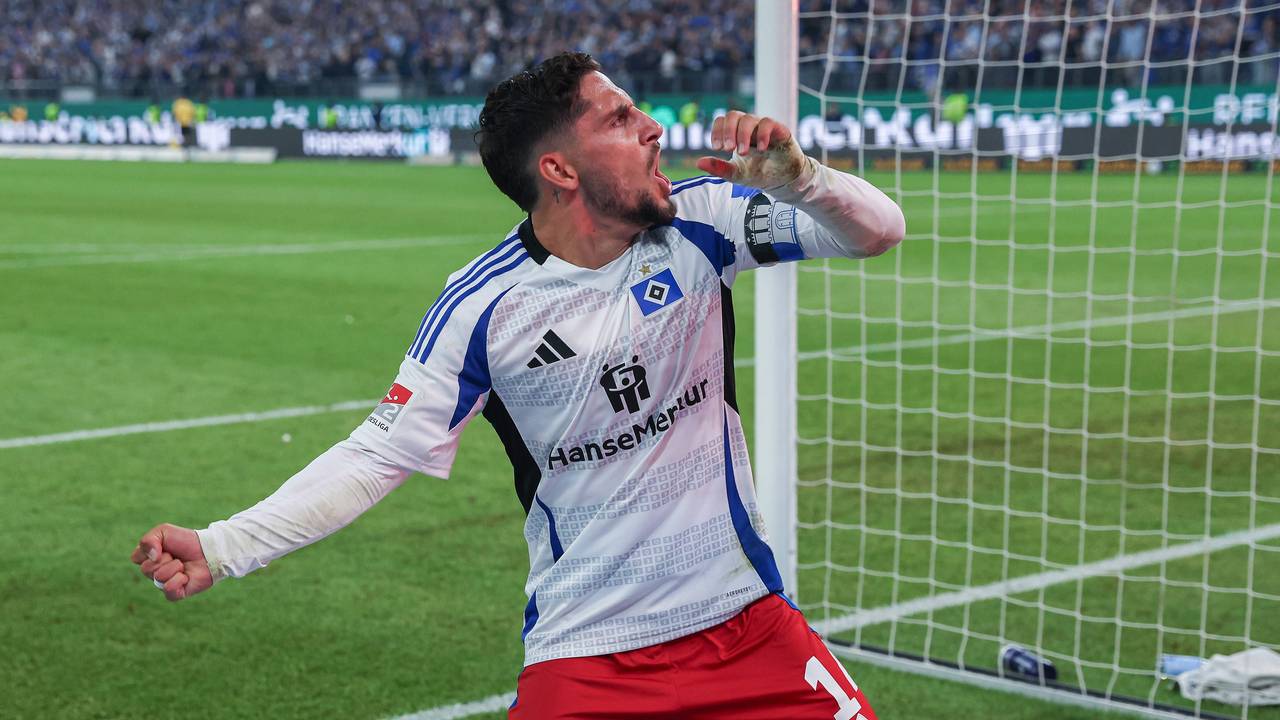 Ludovit Reis jubelt im HSV-Trikot.