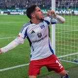 Ludovit Reis jubelt im HSV-Trikot.