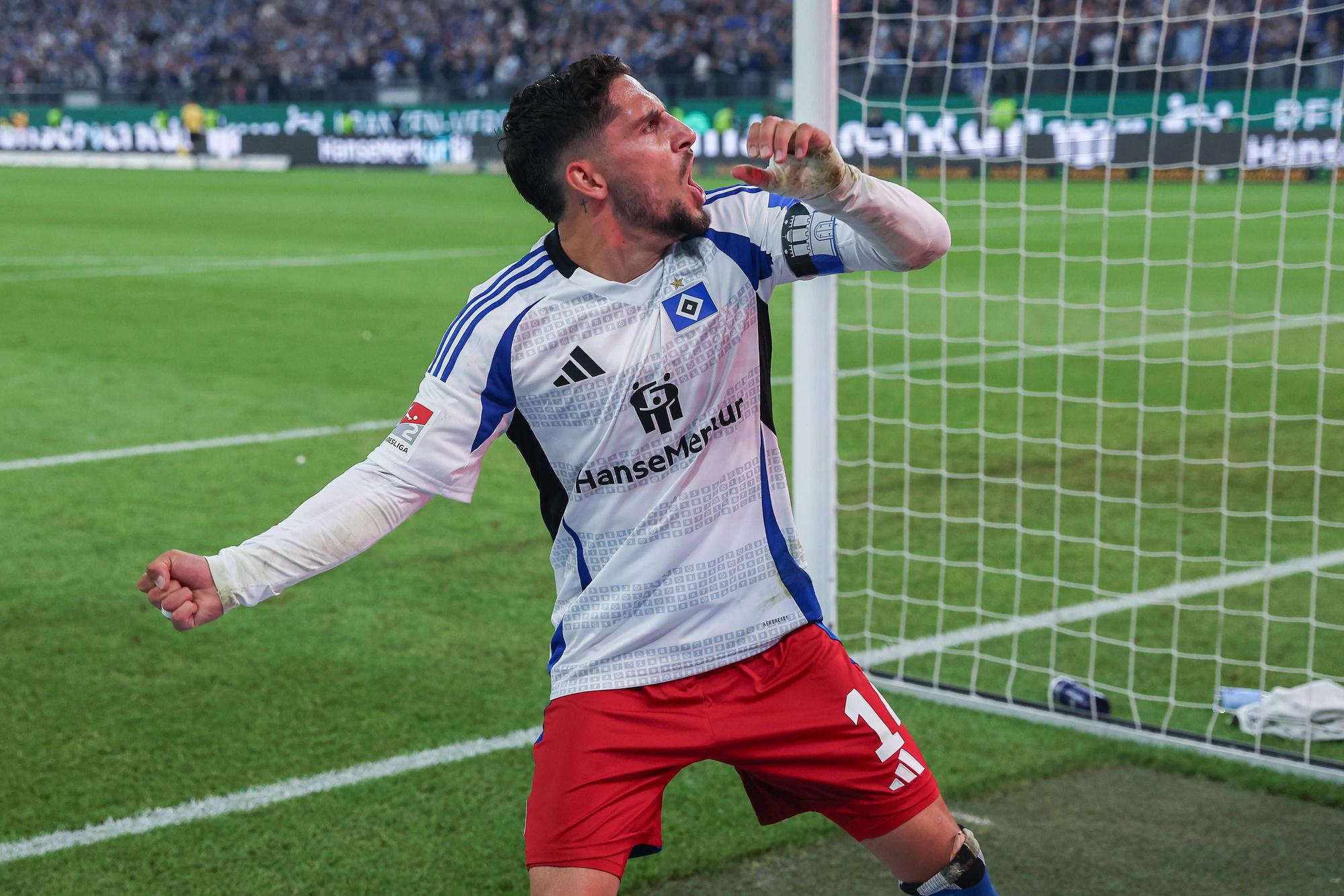 Ludovit Reis jubelt im HSV-Trikot.