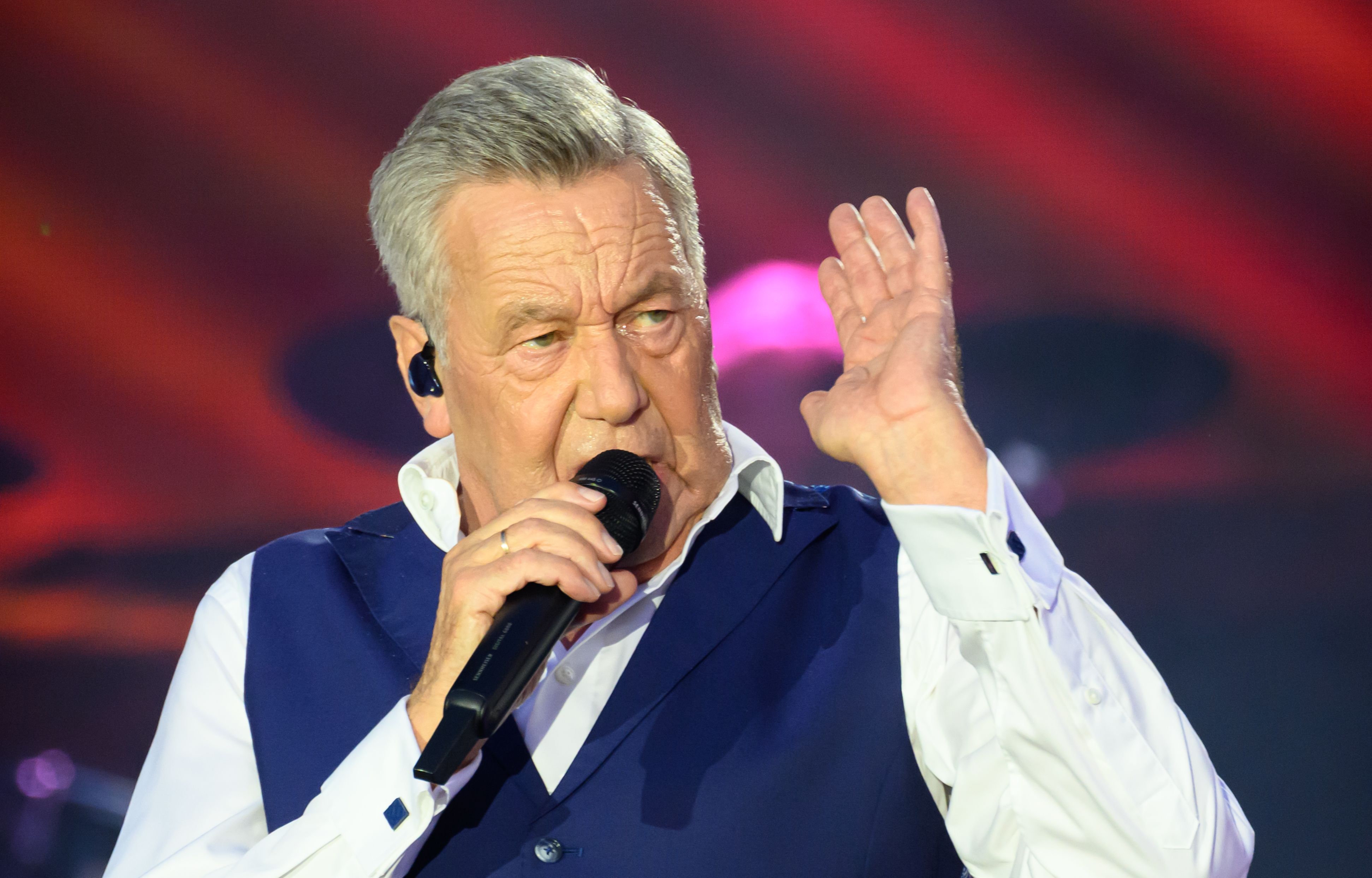 Schlagersänger Roland Kaiser steht auf der Bühne.