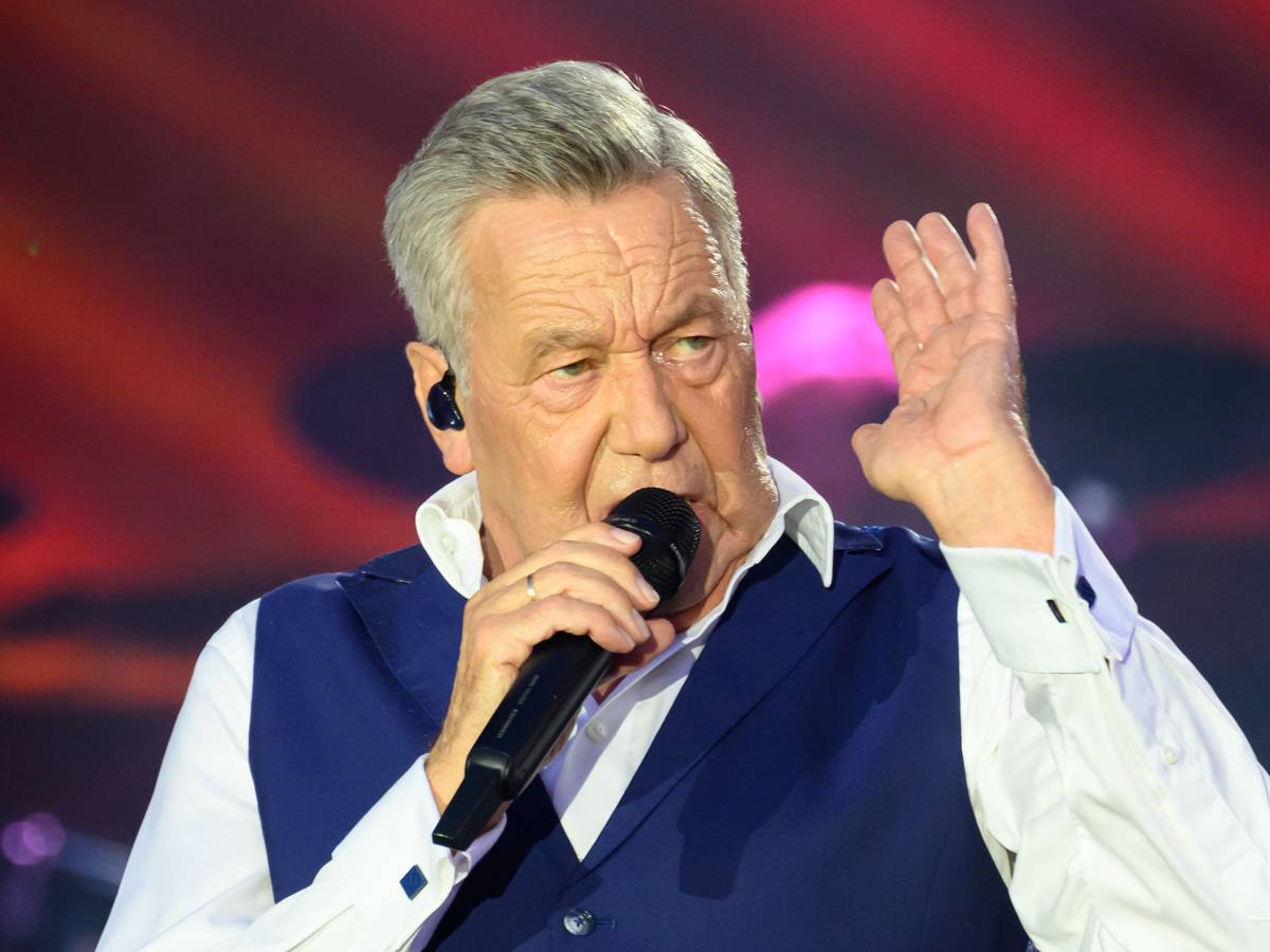 Schlagersänger Roland Kaiser steht auf der Bühne.