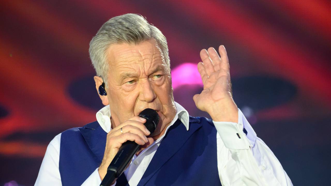 Schlagersänger Roland Kaiser steht auf der Bühne.
