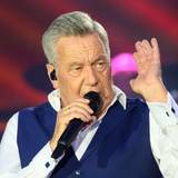 Schlagersänger Roland Kaiser steht auf der Bühne.