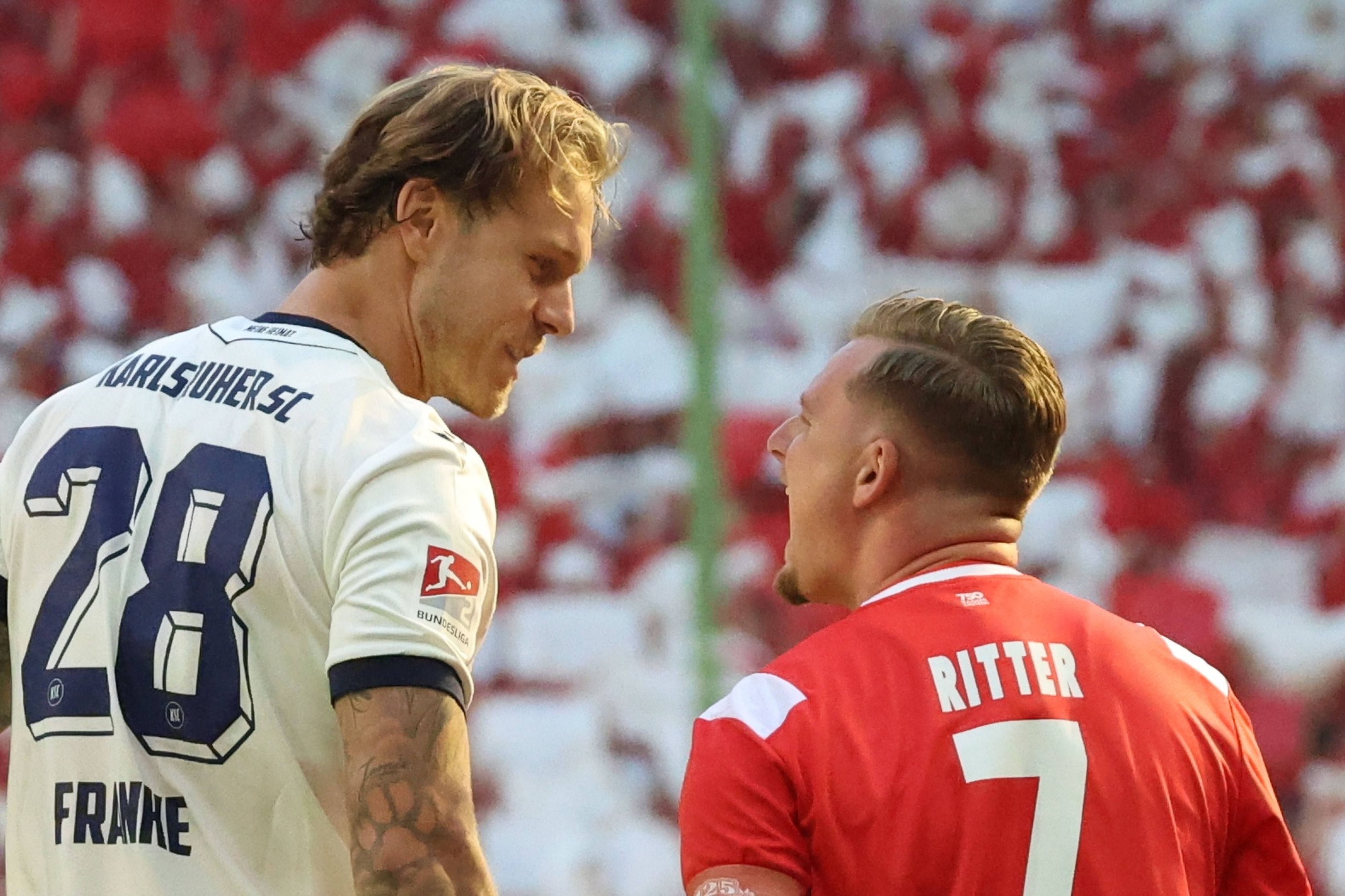 Marcel Franke und Marlon Ritter diskutieren während des Spiels.