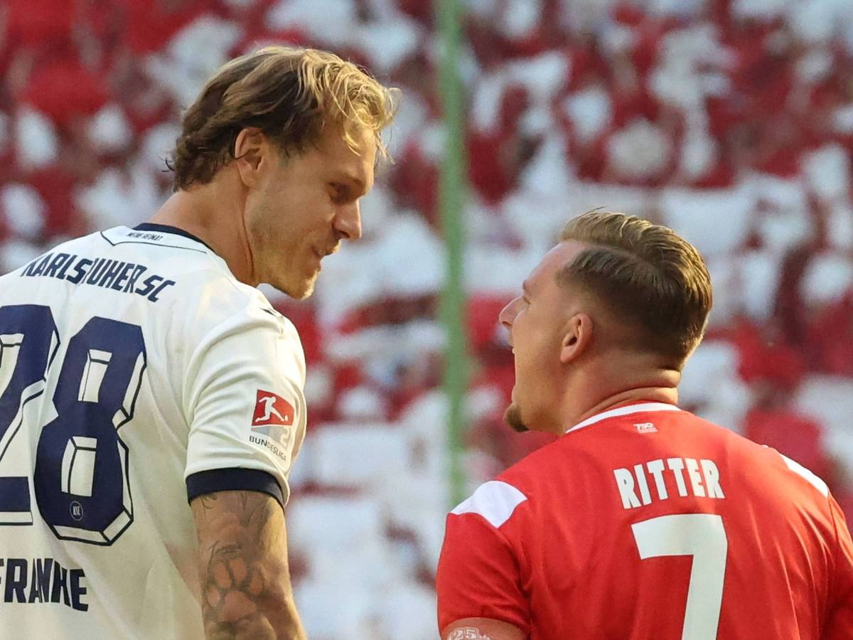 Marcel Franke und Marlon Ritter diskutieren während des Spiels.
