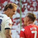 Marcel Franke und Marlon Ritter diskutieren während des Spiels.