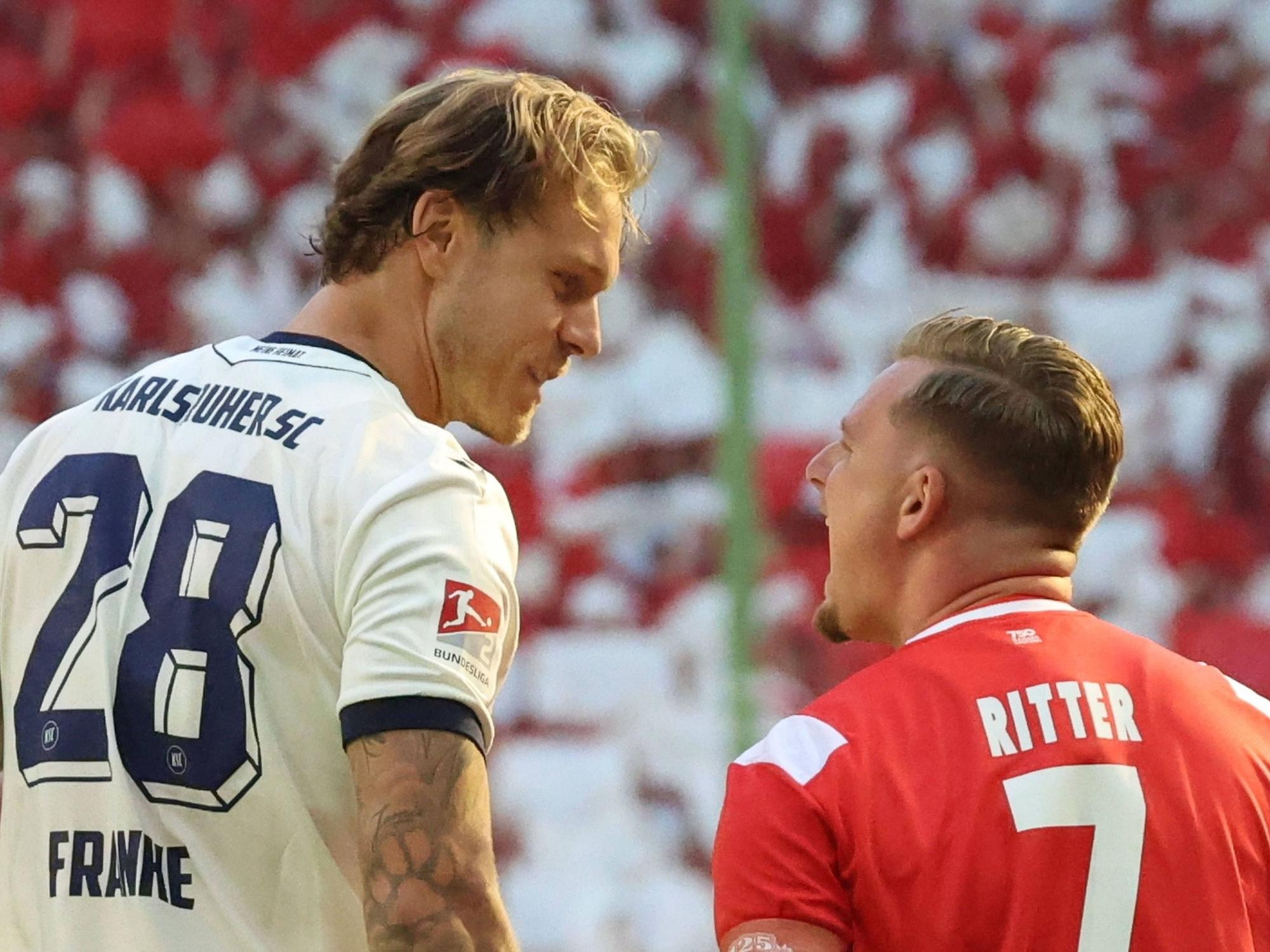 Marcel Franke und Marlon Ritter diskutieren während des Spiels.