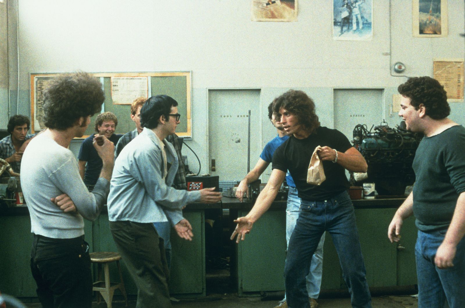 Arnie (Keith Gordon, zweiter von links) wird von Mitschülern während des Unterrichts schikaniert.  (Bild: ZDF/© 1983 Columbia Pictures Industries, Inc. All Rights Reserved)