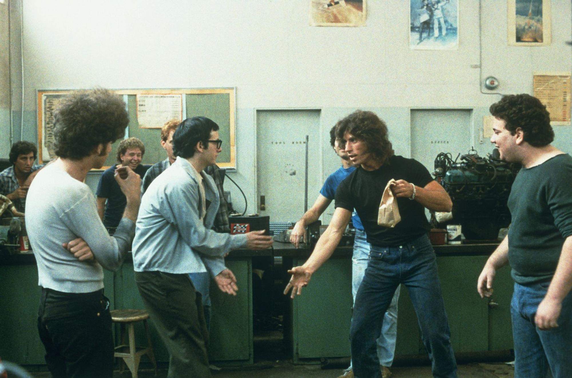 Arnie (Keith Gordon, zweiter von links) wird von Mitschülern während des Unterrichts schikaniert. (Bild: ZDF/© 1983 Columbia Pictures Industries, Inc. All Rights Reserved)