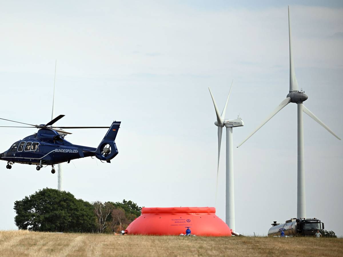 Ein Hubschrauber startet von einem improvisierten Feldflugplatz. Die Löschhubschrauber werden aktuell nicht mehr benötigt.