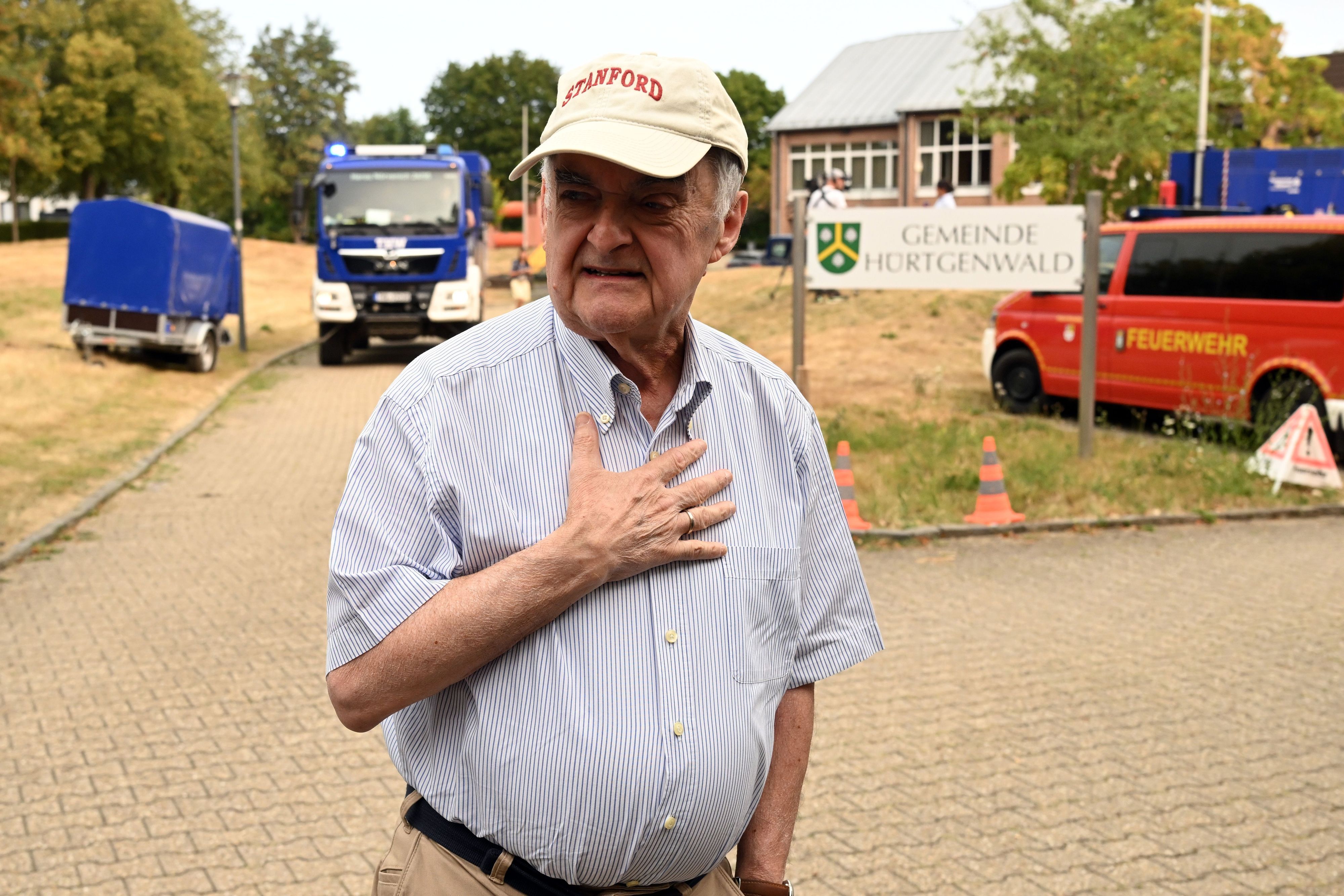 Herbert Reul, Innenminister von Nordrhein-Westfalen, spricht mit Journalisten bei seinem Besuch im Waldbrandgebiet im Hürtgenwald.