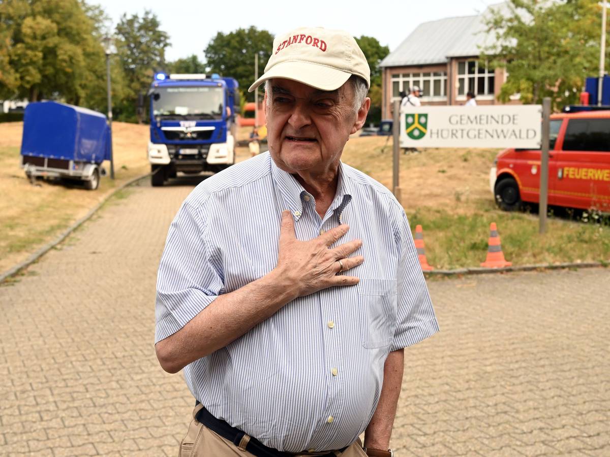 Herbert Reul, Innenminister von Nordrhein-Westfalen, spricht mit Journalisten bei seinem Besuch im Waldbrandgebiet im Hürtgenwald.
