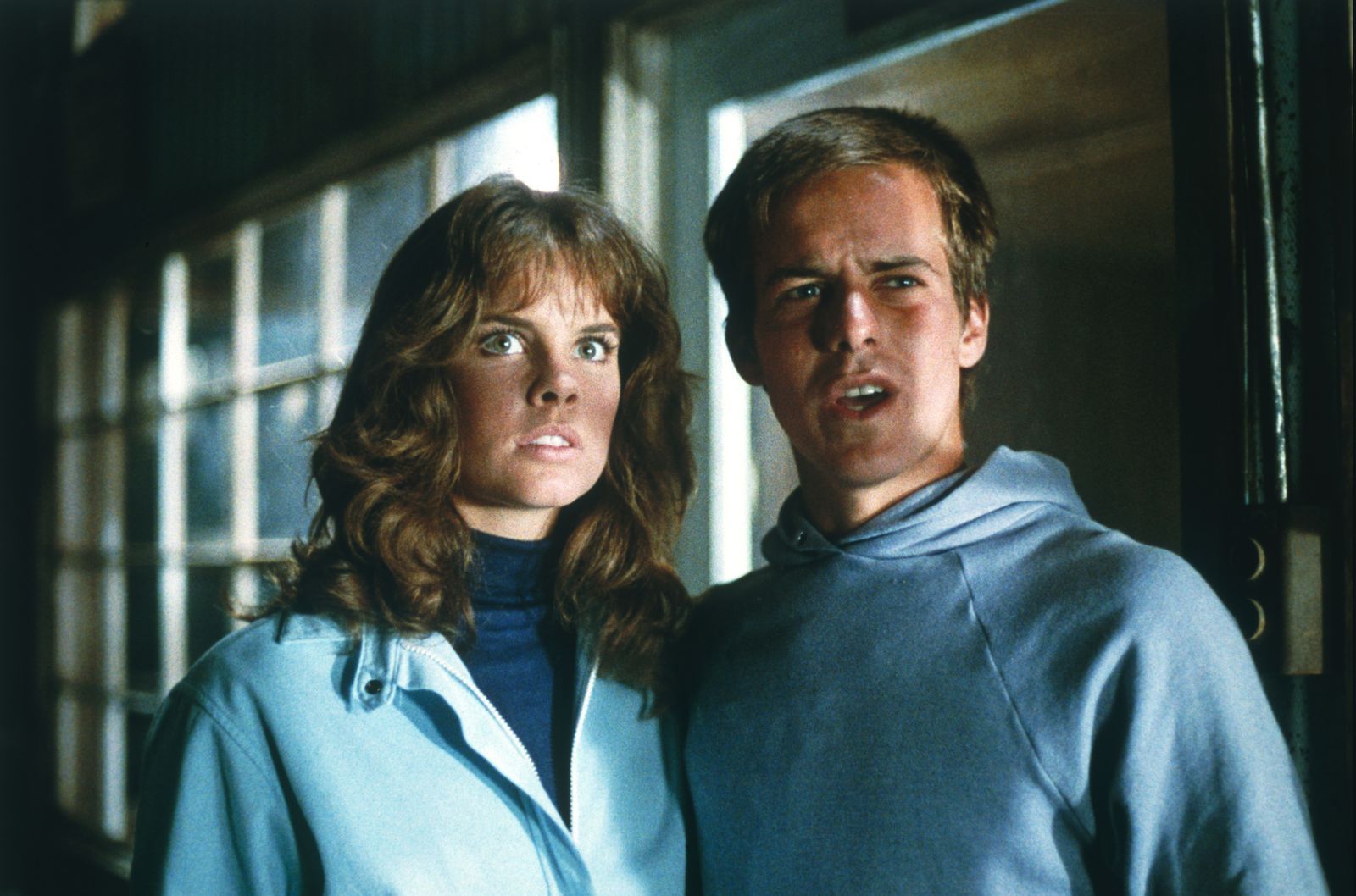 Leigh (Alexandra Paul) und Dennis (John Stockwell) schmieden einen Plan, um Christine buchstäblich platt zu machen. (Bild: ZDF/© 1983 Columbia Pictures Industries, Inc. All Rights Reserved)