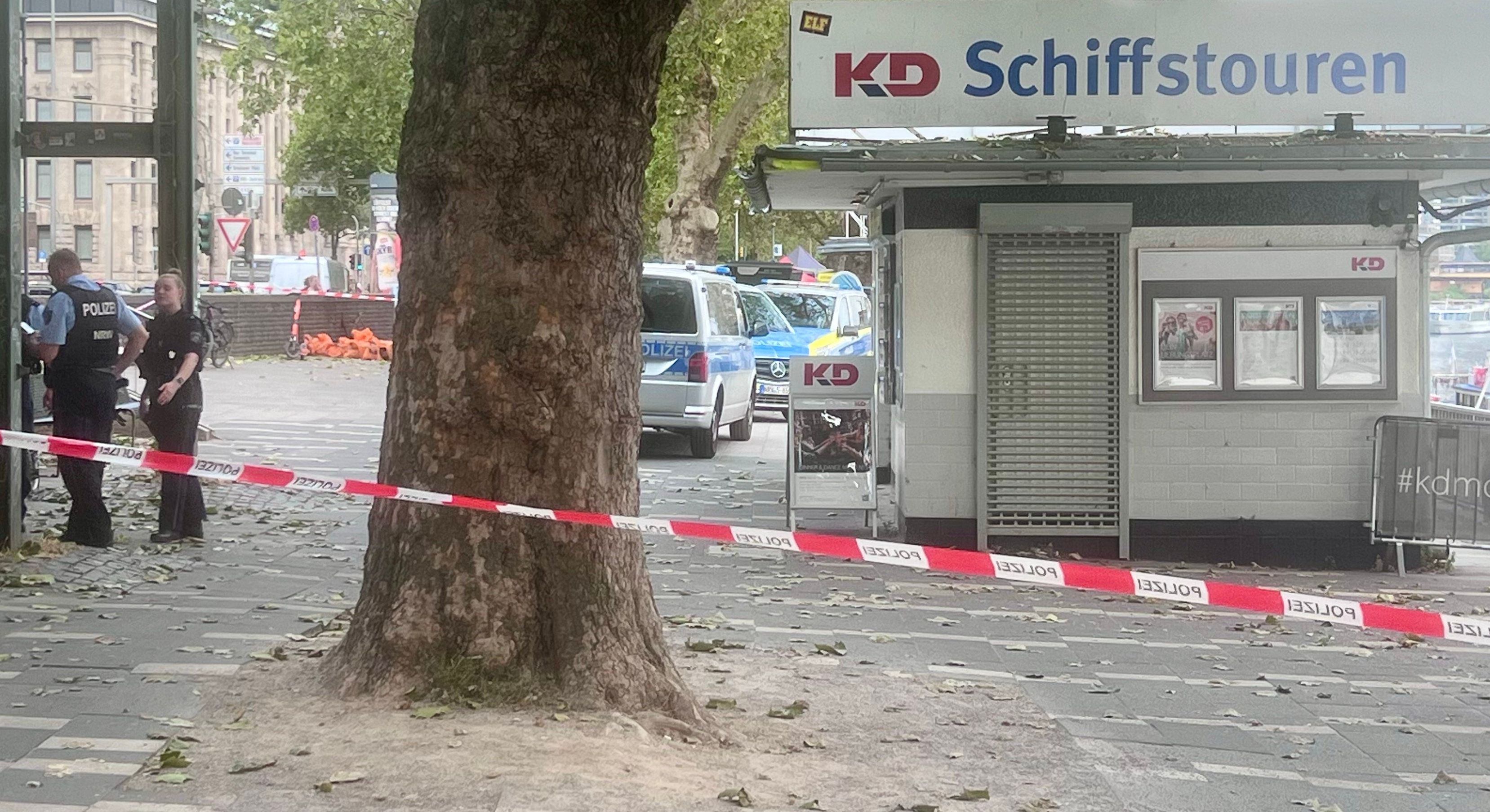 Absperrung am Rheinufer in Köln. Im Rhein wurde am Samstag (15. August) ein verdächtiger Gegenstand gefunden.