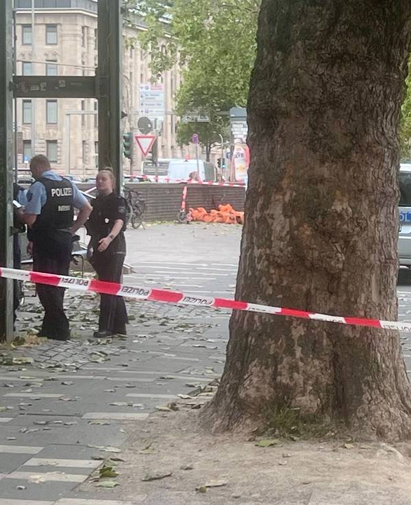 Absperrung am Rheinufer in Köln. Im Rhein wurde am Samstag (15. August) ein verdächtiger Gegenstand gefunden.