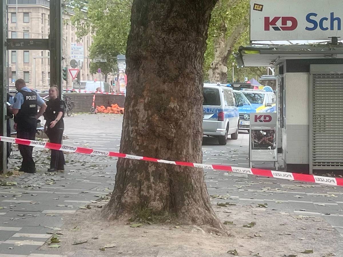 Absperrung am Rheinufer in Köln. Im Rhein wurde am Samstag (15. August) ein verdächtiger Gegenstand gefunden.