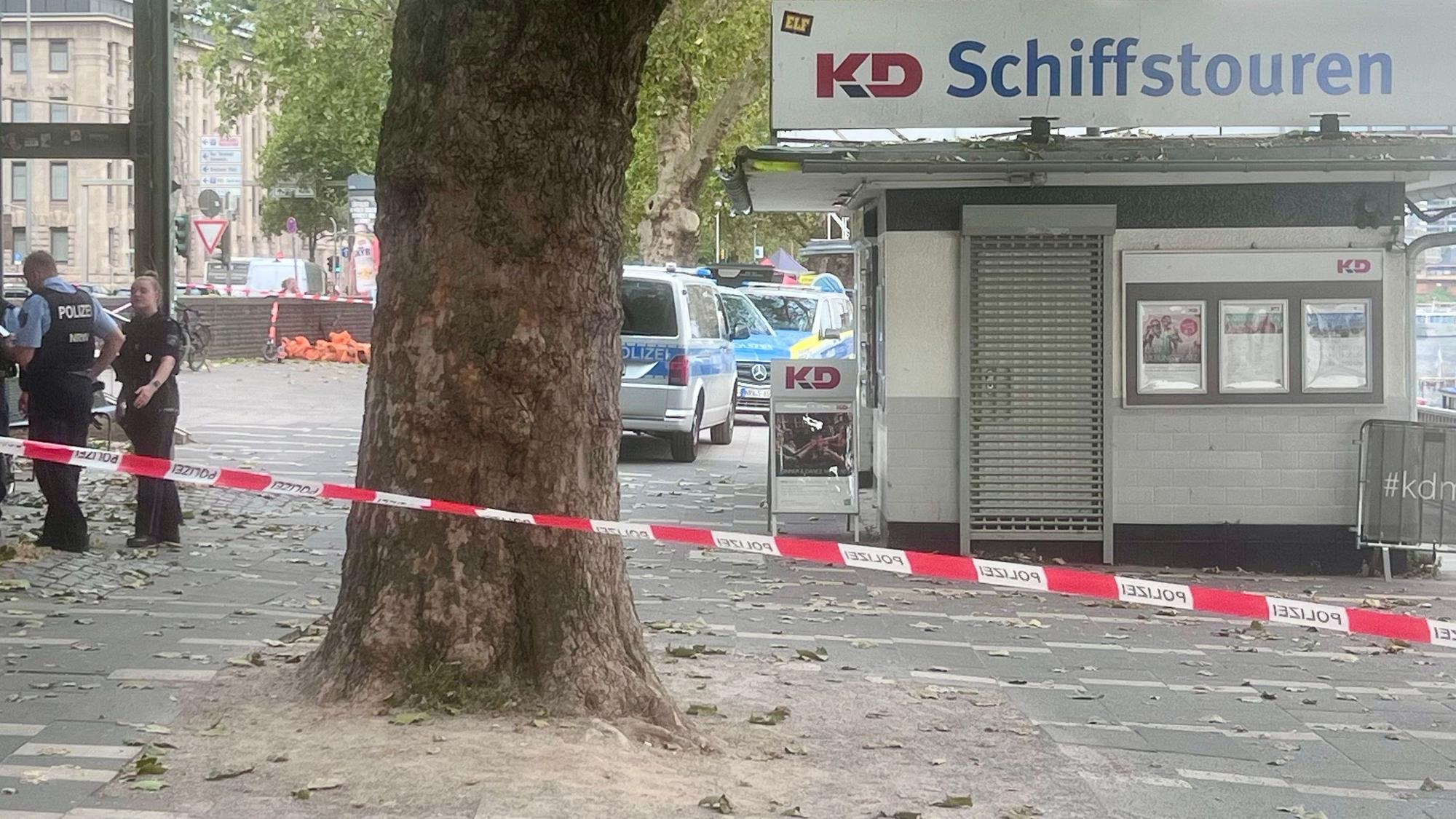 Absperrung am Rheinufer in Köln. Im Rhein wurde am Samstag (15. August) ein verdächtiger Gegenstand gefunden.