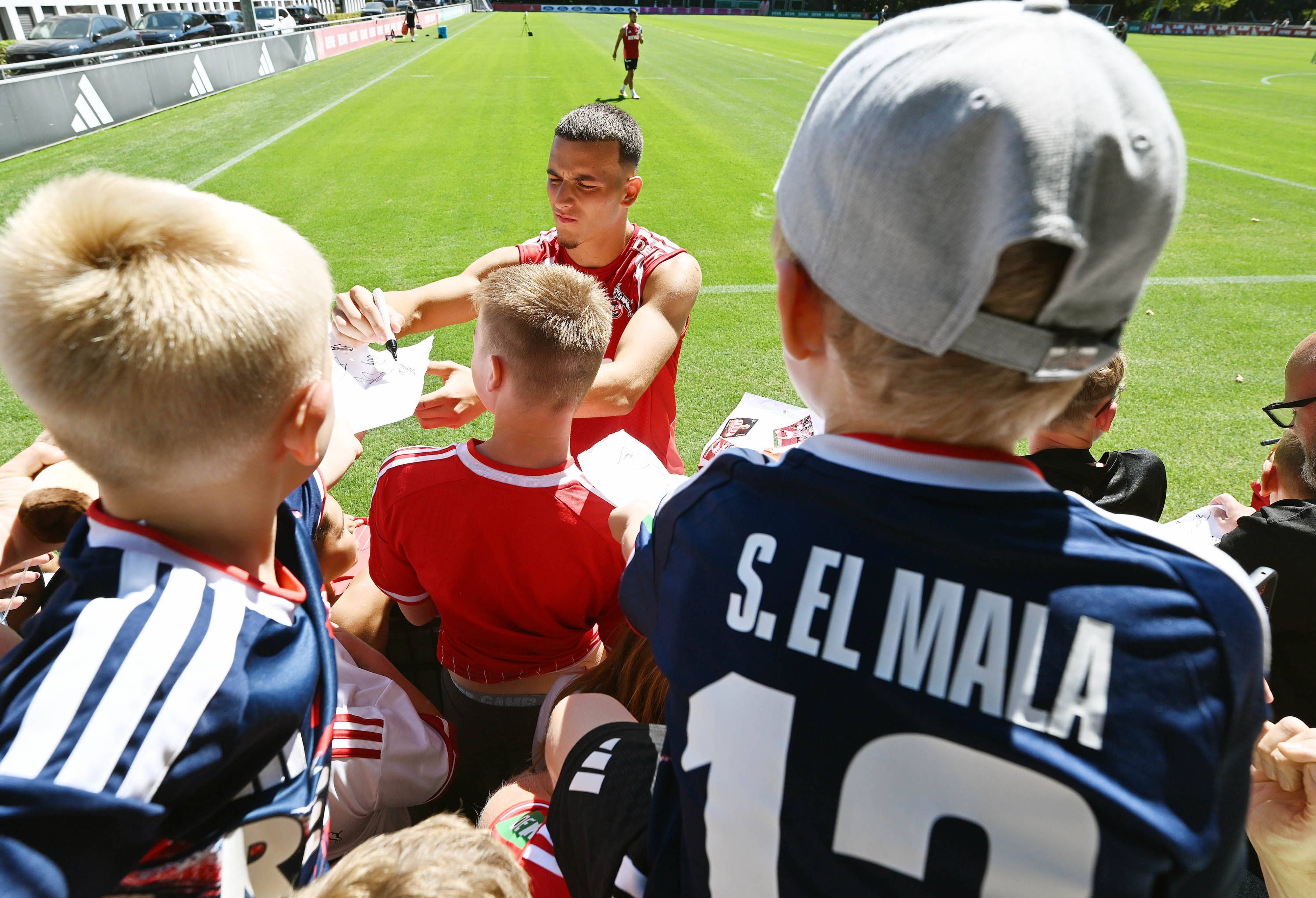 Said El Mala schreibt nach dem FC-Training fleißig Autogramme.