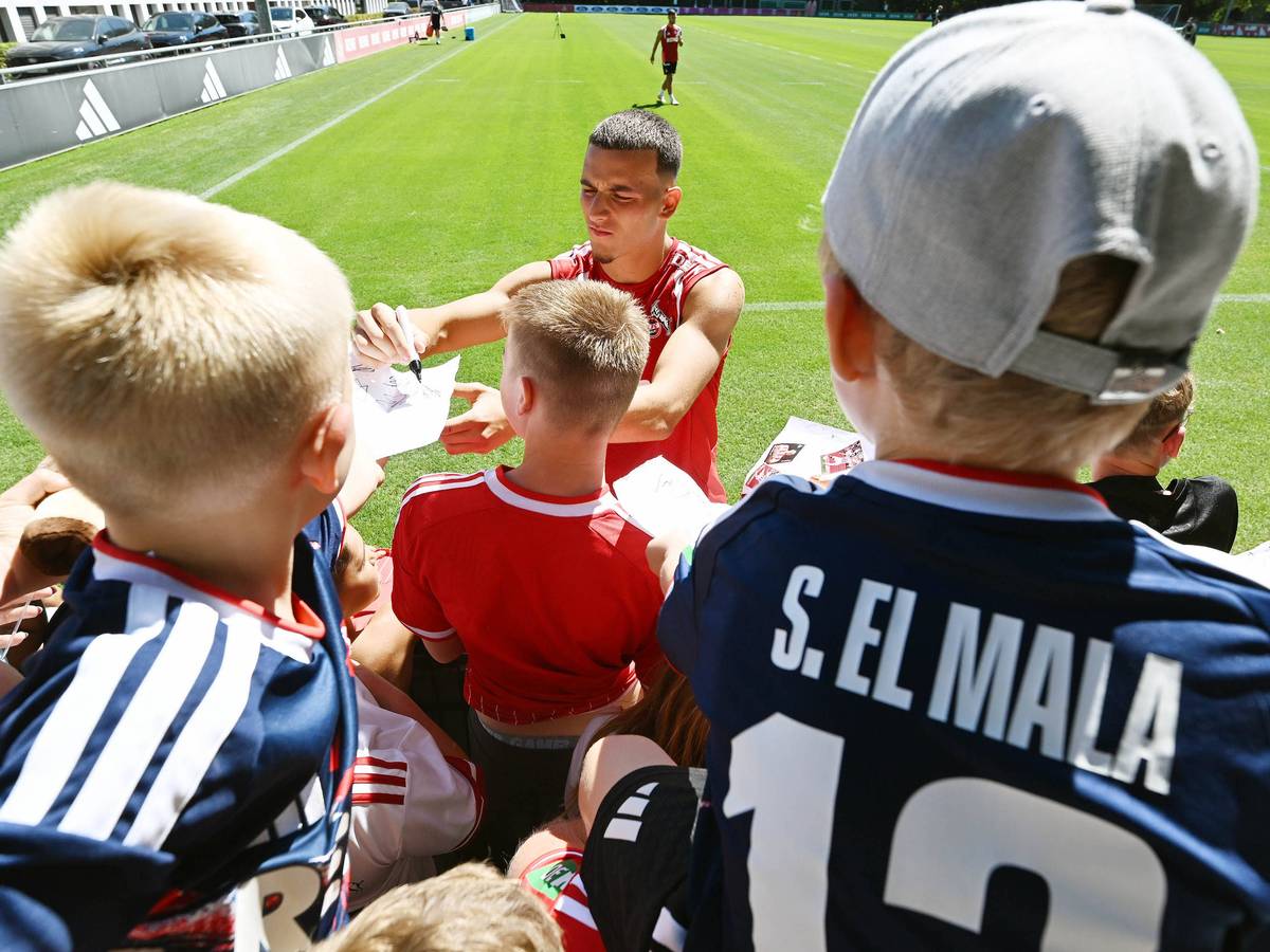 Said El Mala schreibt nach dem FC-Training fleißig Autogramme.