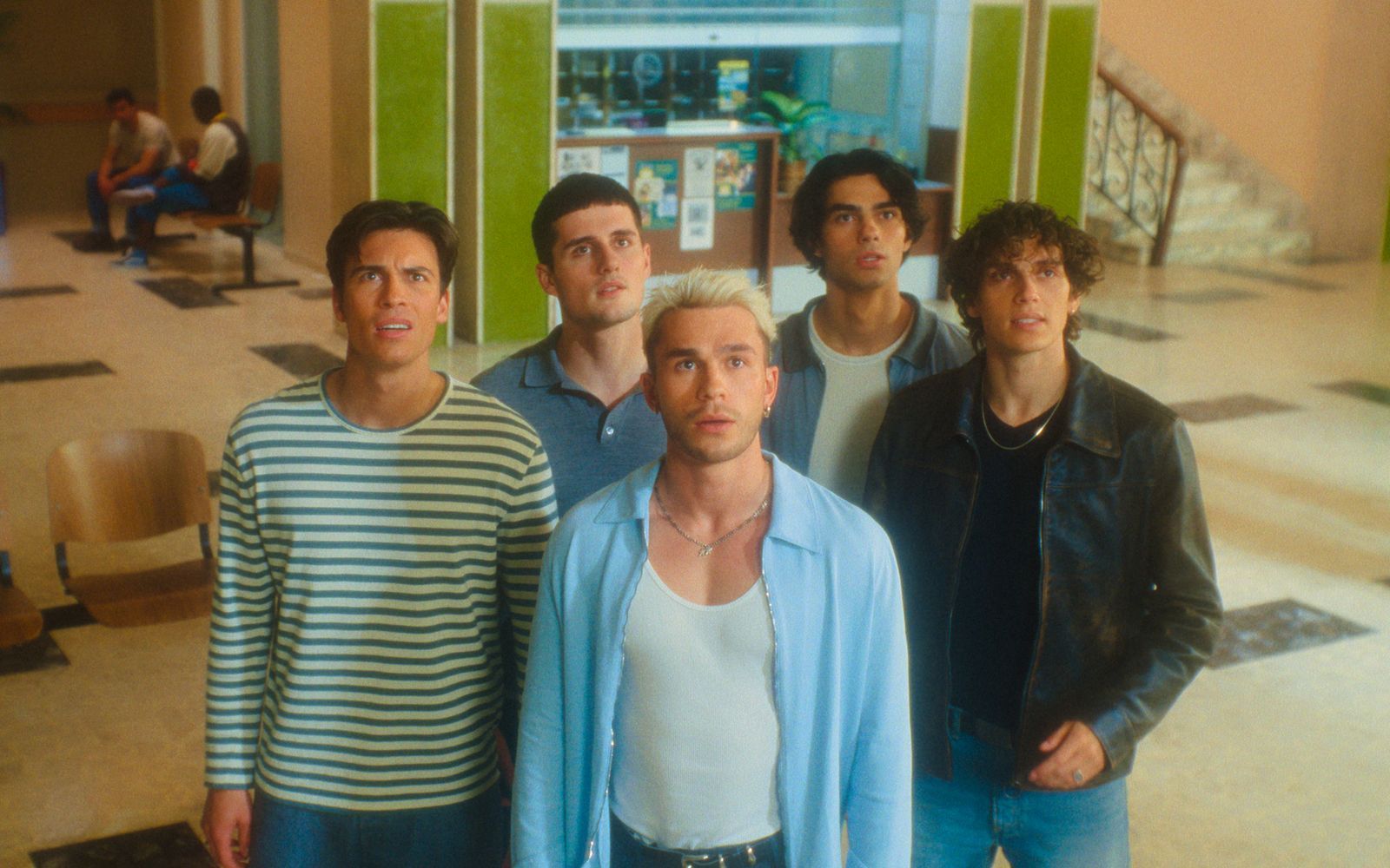 Die Freunde Jonas (Tim Schäcker), Chris (Luis Freitag), Matteo (Julien Brown), Ben (Jacob Rott) und Oliver (Bene Schulz) verschlägt es in „Back to the 90s“ zurück ins Jahr 1995. Finden sie einen Weg zurück in die Zukunft? (Bild:  Amazon MGM Studios)