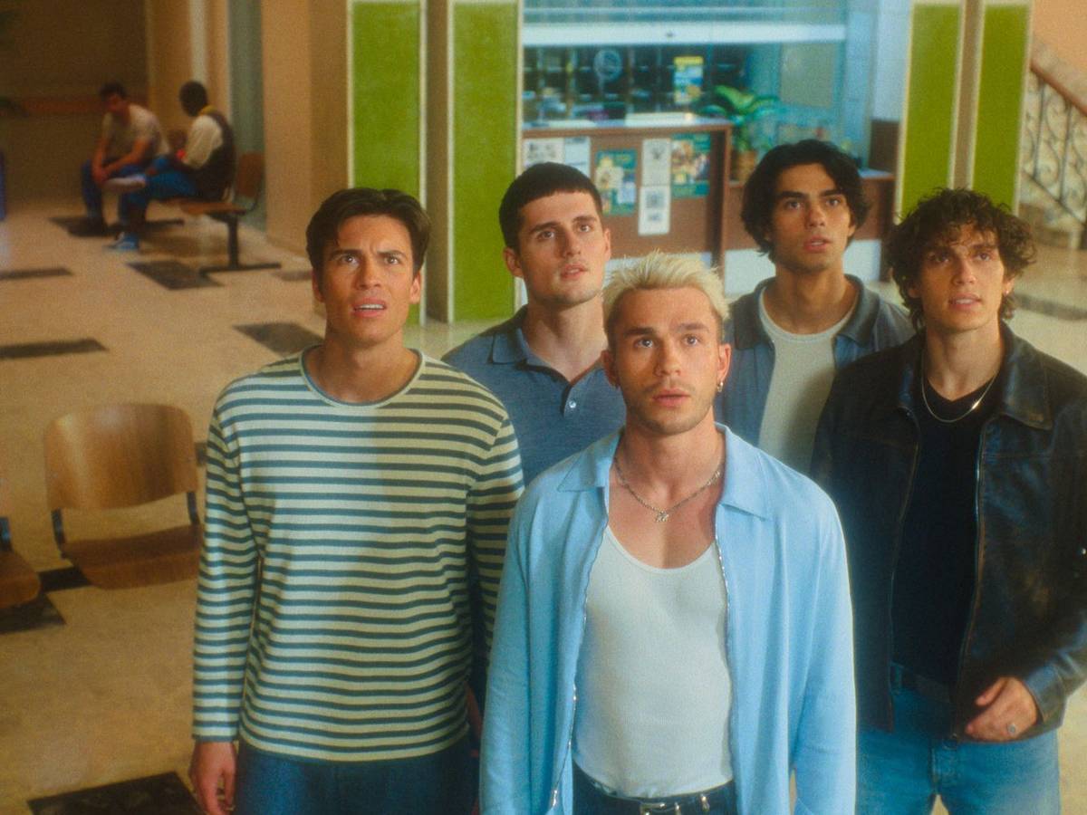 Die Freunde Jonas (Tim Schäcker), Chris (Luis Freitag), Matteo (Julien Brown), Ben (Jacob Rott) und Oliver (Bene Schulz) verschlägt es in „Back to the 90s“ zurück ins Jahr 1995. Finden sie einen Weg zurück in die Zukunft? (Bild: Amazon MGM Studios)
