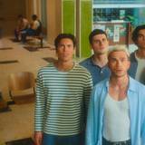 Die Freunde Jonas (Tim Schäcker), Chris (Luis Freitag), Matteo (Julien Brown), Ben (Jacob Rott) und Oliver (Bene Schulz) verschlägt es in „Back to the 90s“ zurück ins Jahr 1995. Finden sie einen Weg zurück in die Zukunft? (Bild: Amazon MGM Studios)