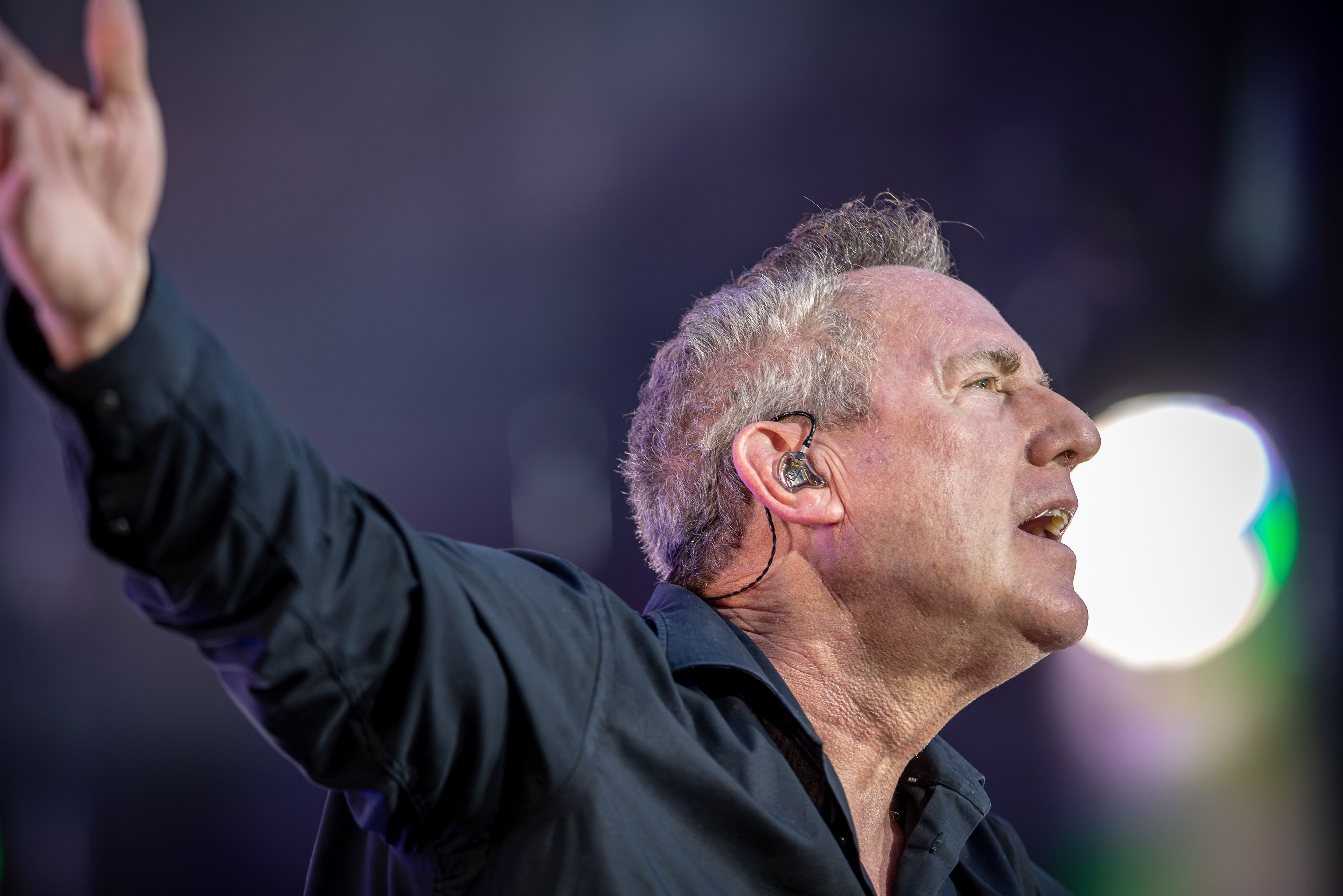 Andy McCluskey von OMD beim Auftritt.