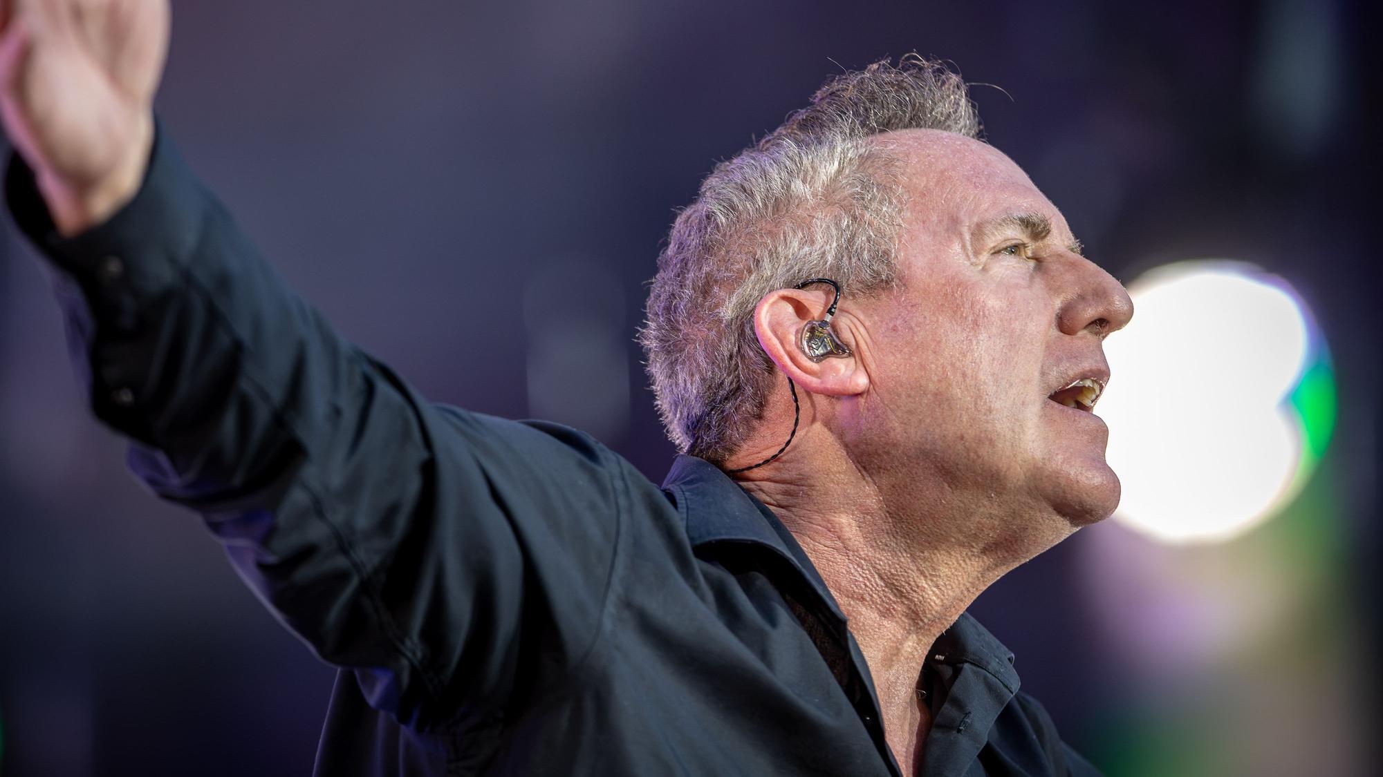 Andy McCluskey von OMD beim Auftritt.