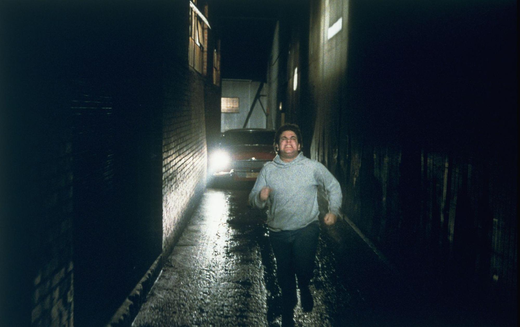 Moochie (Malcolm Danare) rennt um sein Leben, bei dem Versuch Christine zu entkommen. (Bild: ZDF/© 1983 Columbia Pictures Industries, Inc. All Rights Reserved)