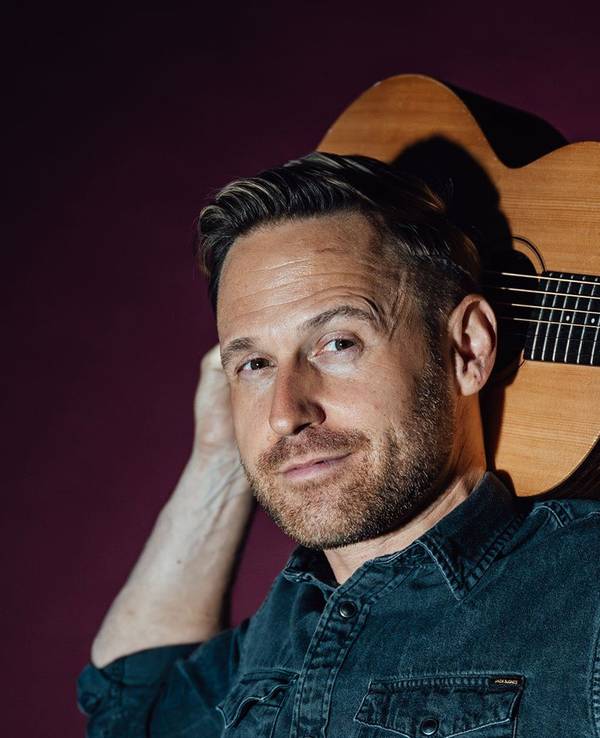 Philipp Godart posiert mit seiner Gitarre.