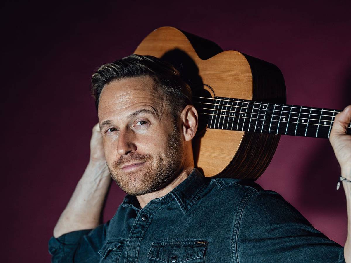 Philipp Godart posiert mit seiner Gitarre.